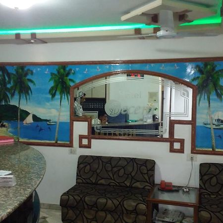 Hotel Decent 苏拉特 外观 照片