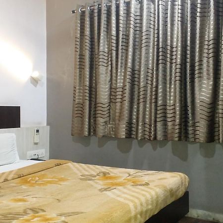 Hotel Decent 苏拉特 外观 照片
