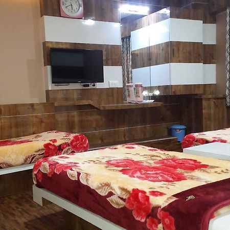 Hotel Decent 苏拉特 外观 照片