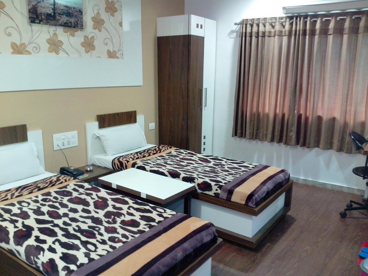 Hotel Decent 苏拉特 客房 照片