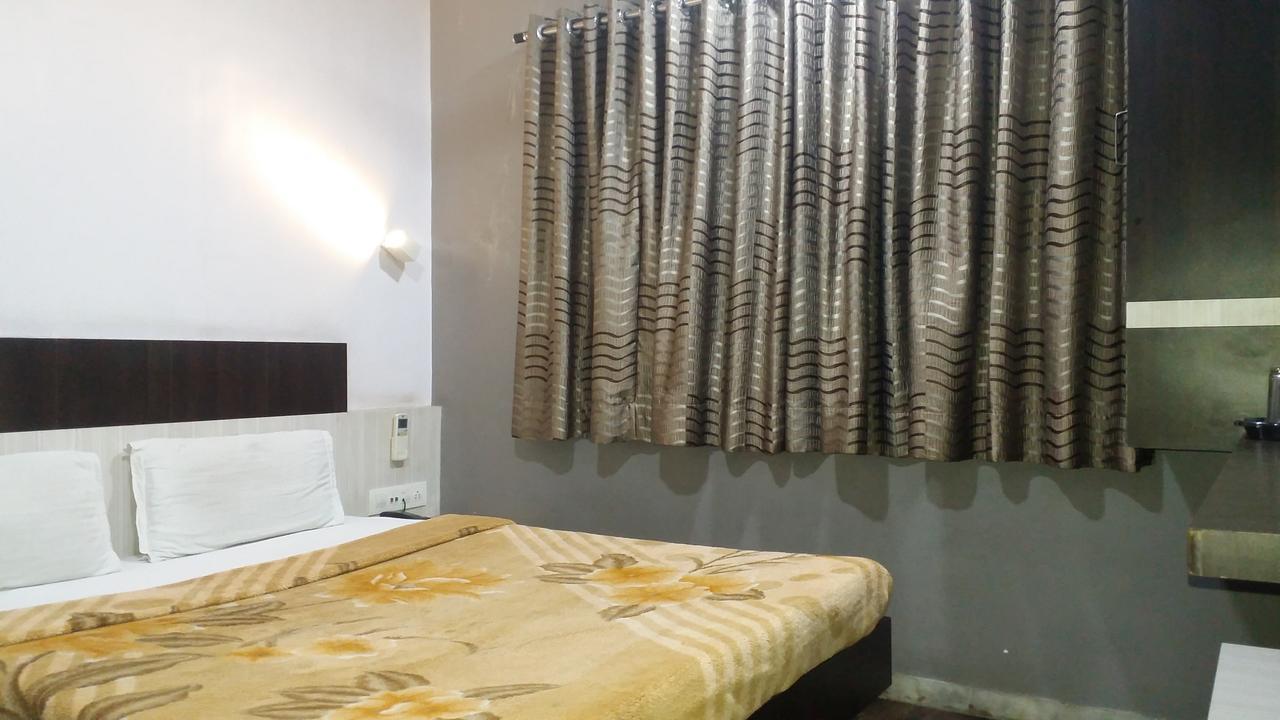 Hotel Decent 苏拉特 外观 照片