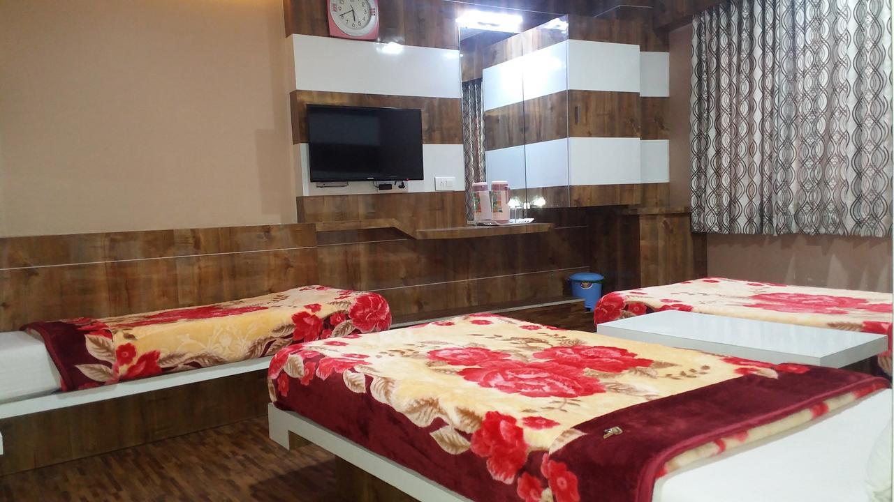 Hotel Decent 苏拉特 外观 照片