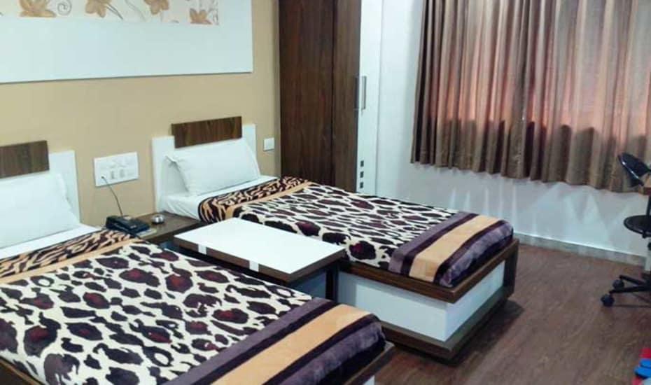 Hotel Decent 苏拉特 外观 照片