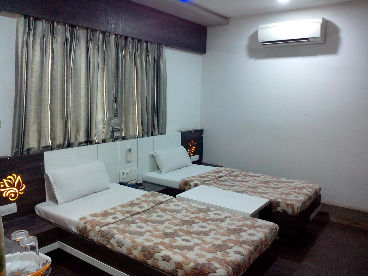 Hotel Decent 苏拉特 外观 照片