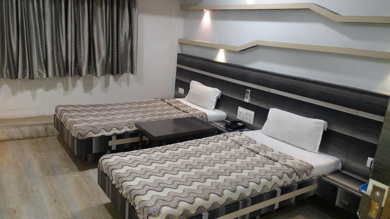 Hotel Decent 苏拉特 外观 照片