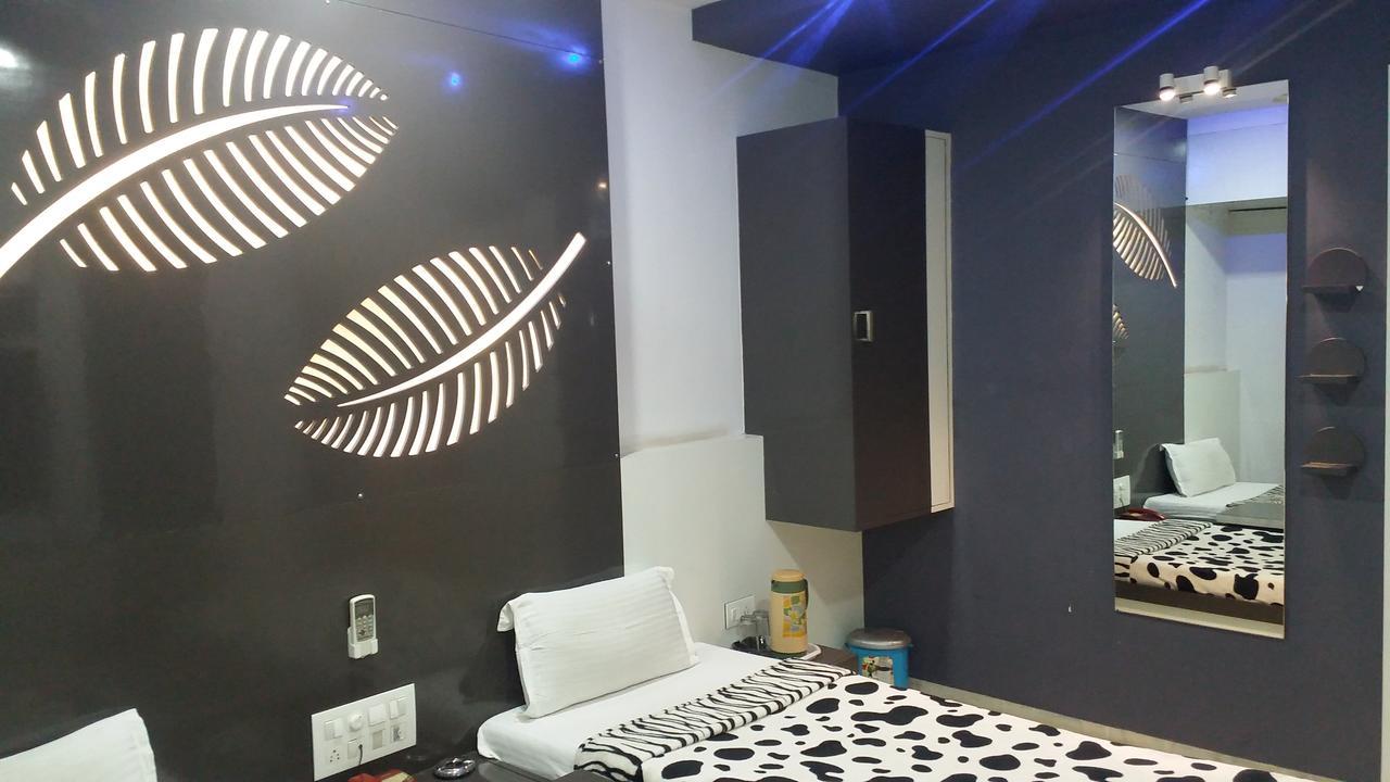 Hotel Decent 苏拉特 外观 照片