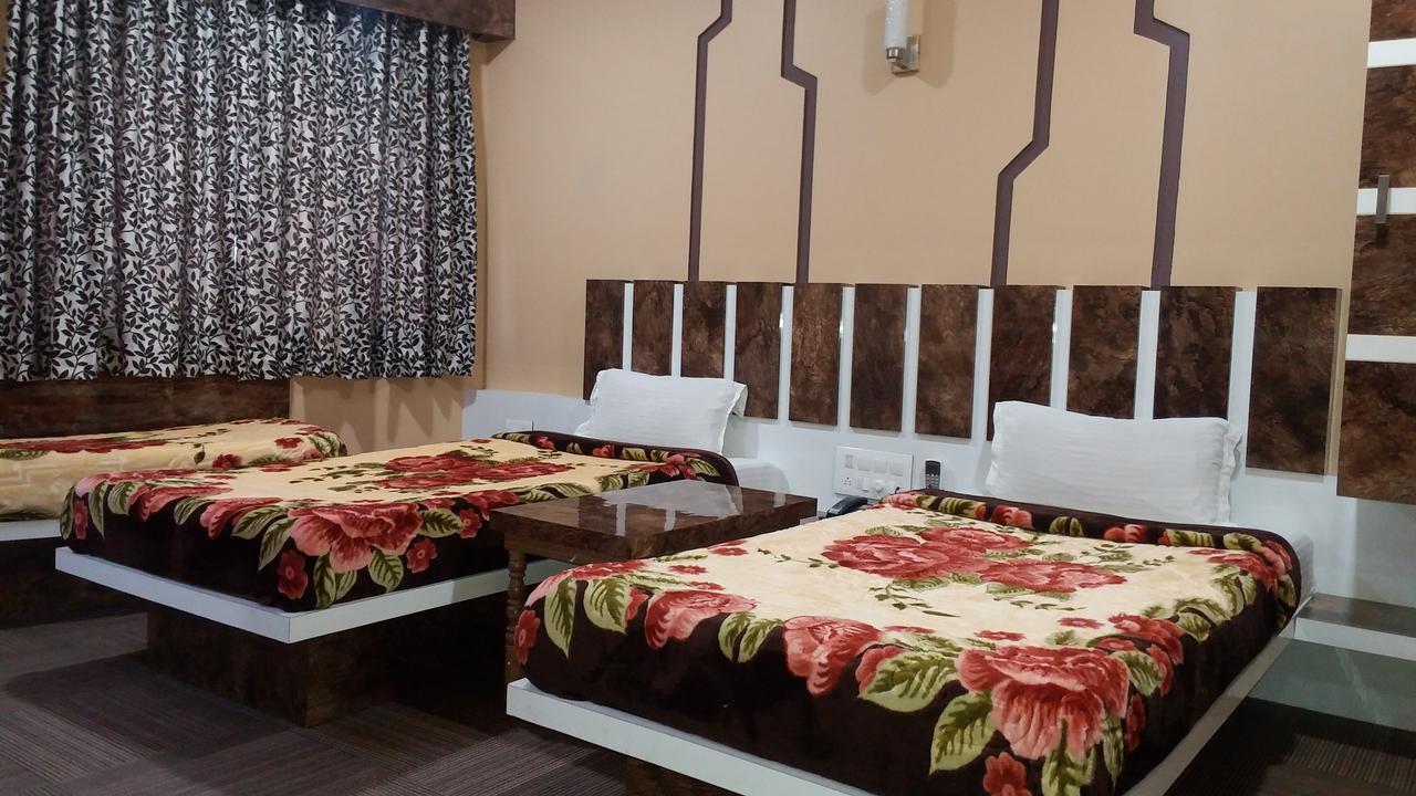 Hotel Decent 苏拉特 外观 照片